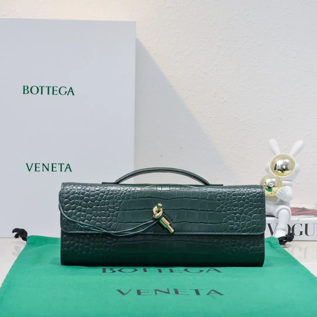 Batch 1420 Bottega Veneta Fall in love with Andiamo at first sight, new design, natural Nile rare leather crocodile pattern complex handbag, a model handbag for women, no need for color cover, no emotional camouflage, immersive depth and excitement, the classic element KNOT knot is inspired, modernist aesthetics and jewelry field craftsmanship reinterpret the knot element, bringing a clutch full of modern texture and elegant and quiet lady spirit. Style number: 1511 Size: 31*13*3cm